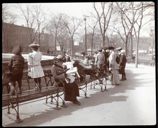 Mujeres y niños en bancos del parque en Union Square, Nueva York, 1903